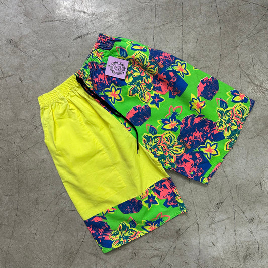 BERMUDA-SHORTS IN GELBE MIT NEON-PRINT