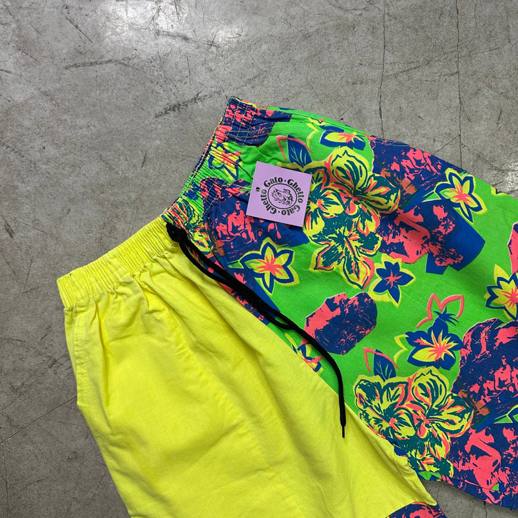 BERMUDA-SHORTS IN GELBE MIT NEON-PRINT