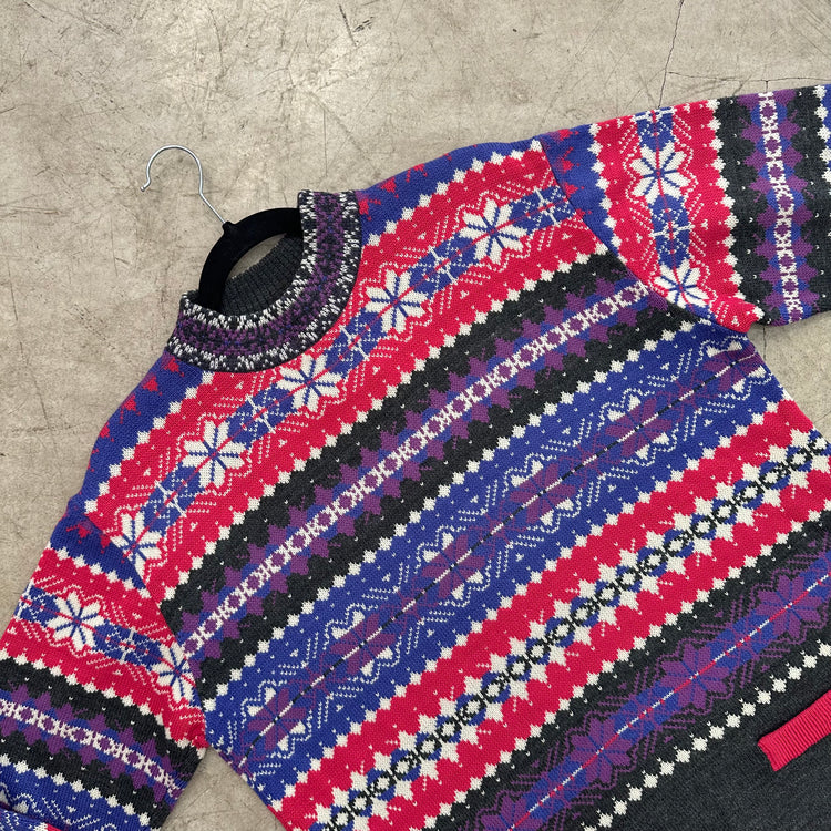 LILA PULLOVER MIT TASCHEN